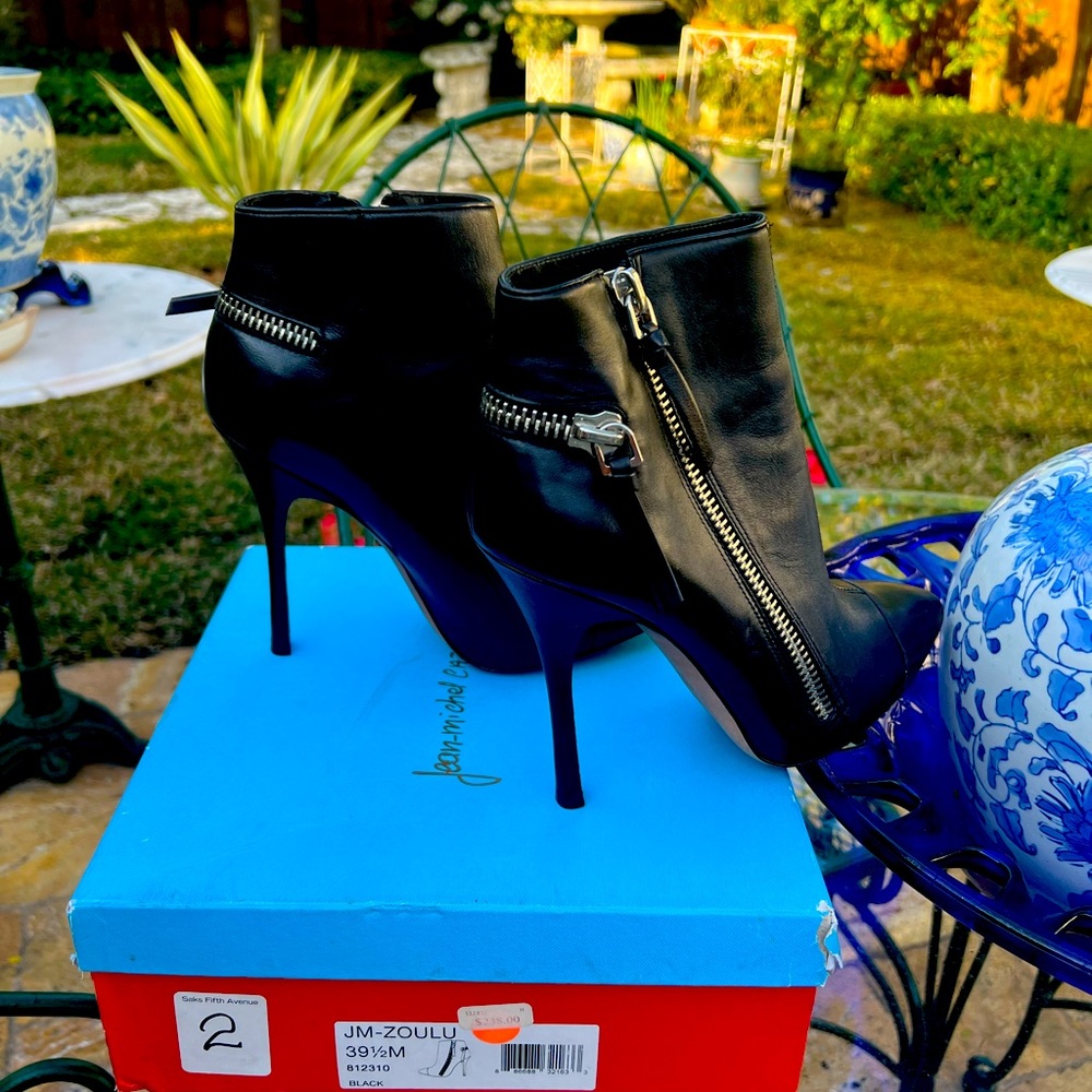 Chic Jean Míchel Cazabat booties with zips around